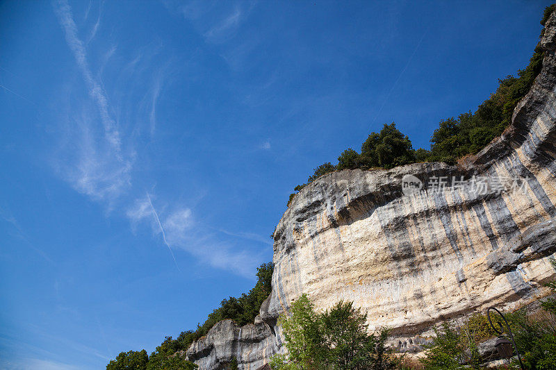 在法国的Les Eyzies Dordogne，蓝色的天空悬在石灰岩峭壁上